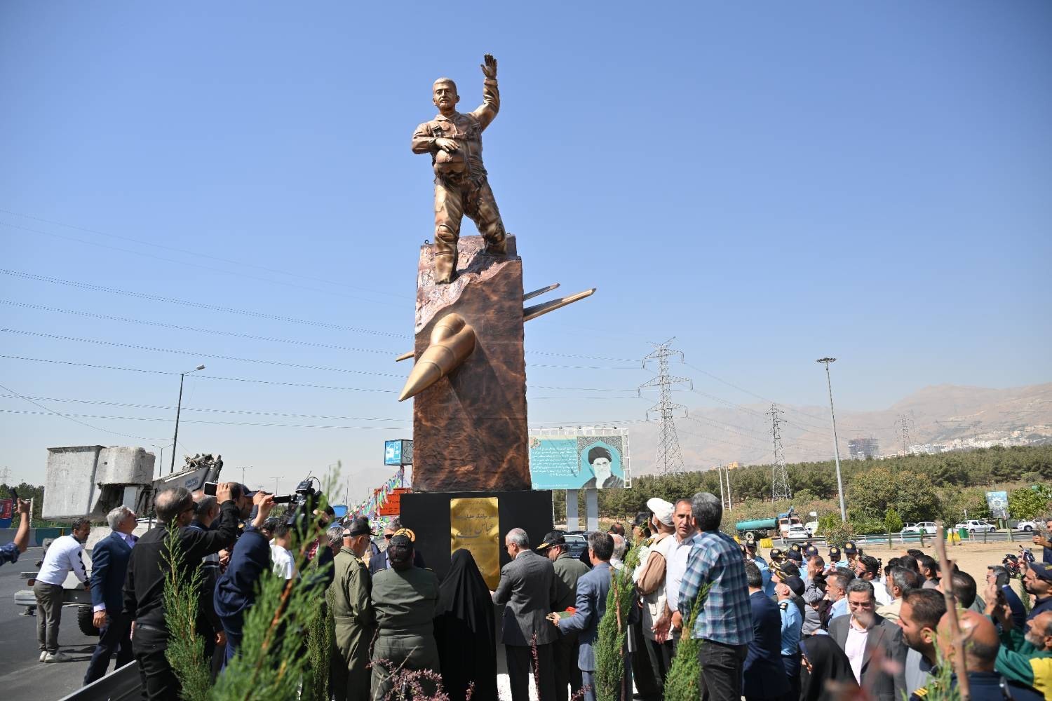 نصب تندیس شهید بابایی در ورودی تهران