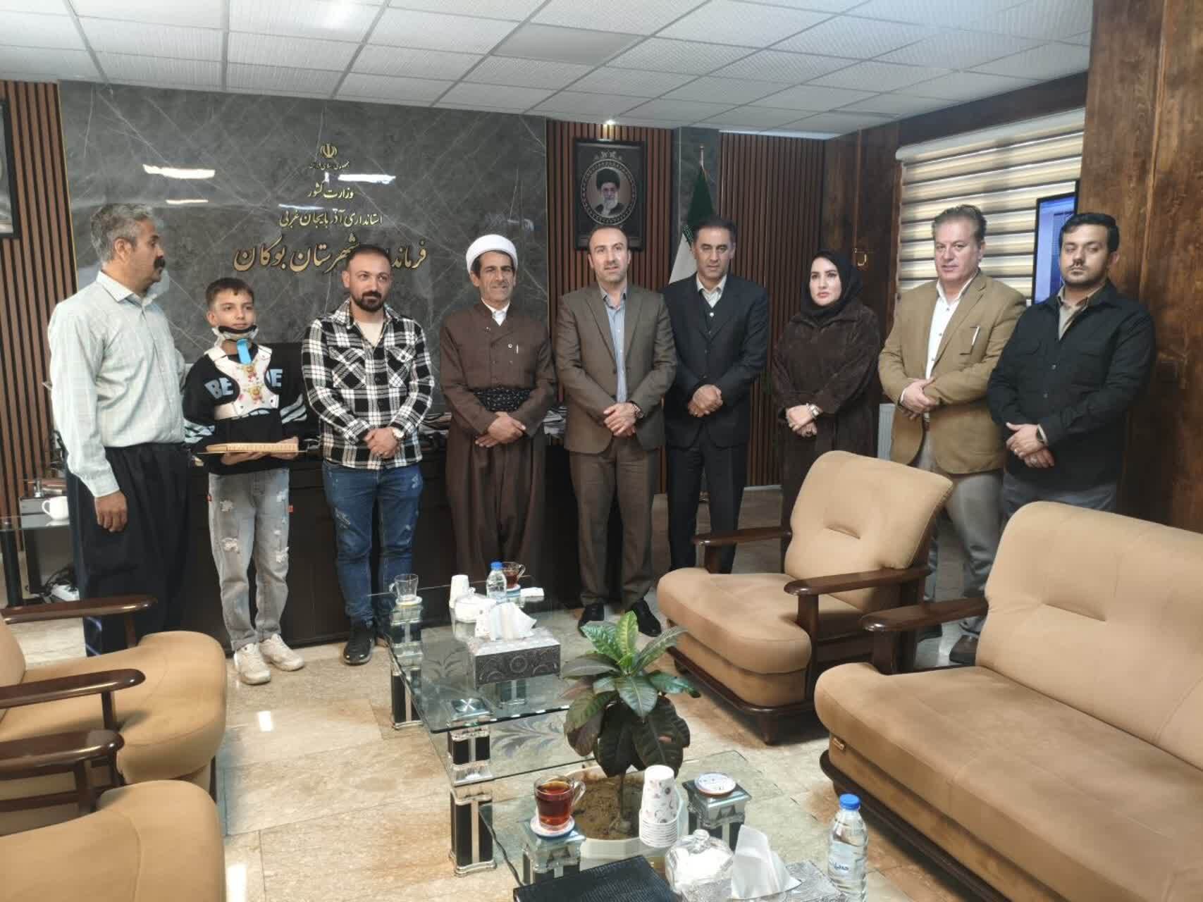 دلجویی از دانش آموز بوکانی توسط امام جمعه و فرماندار دلجویی از دانش آموز بوکانی توسط امام جمعه و فرماندار