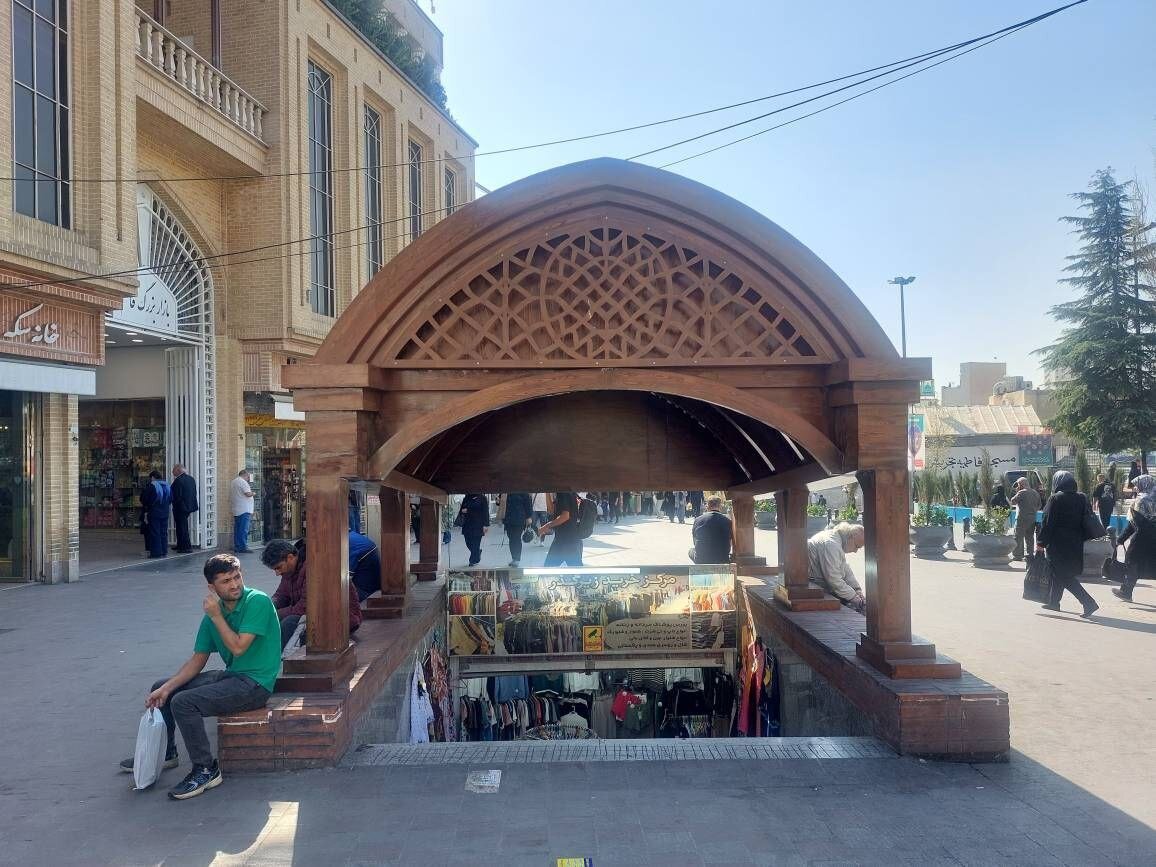 نصب سردر جدید بازارچه زیرگذر میدان تجریش با معماری سنتی نصب سردر جدید بازارچه زیرگذر میدان تجریش با معماری سنتی