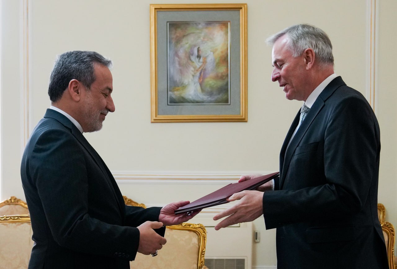 سفیر جدید اتریش رونوشت استوارنامه خود را تسلیم وزیر امور خارجه کشورمان کرد