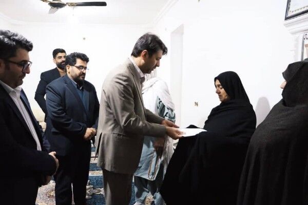 دیدار نماینده وزیر راه با مادر شهید سالارزهی