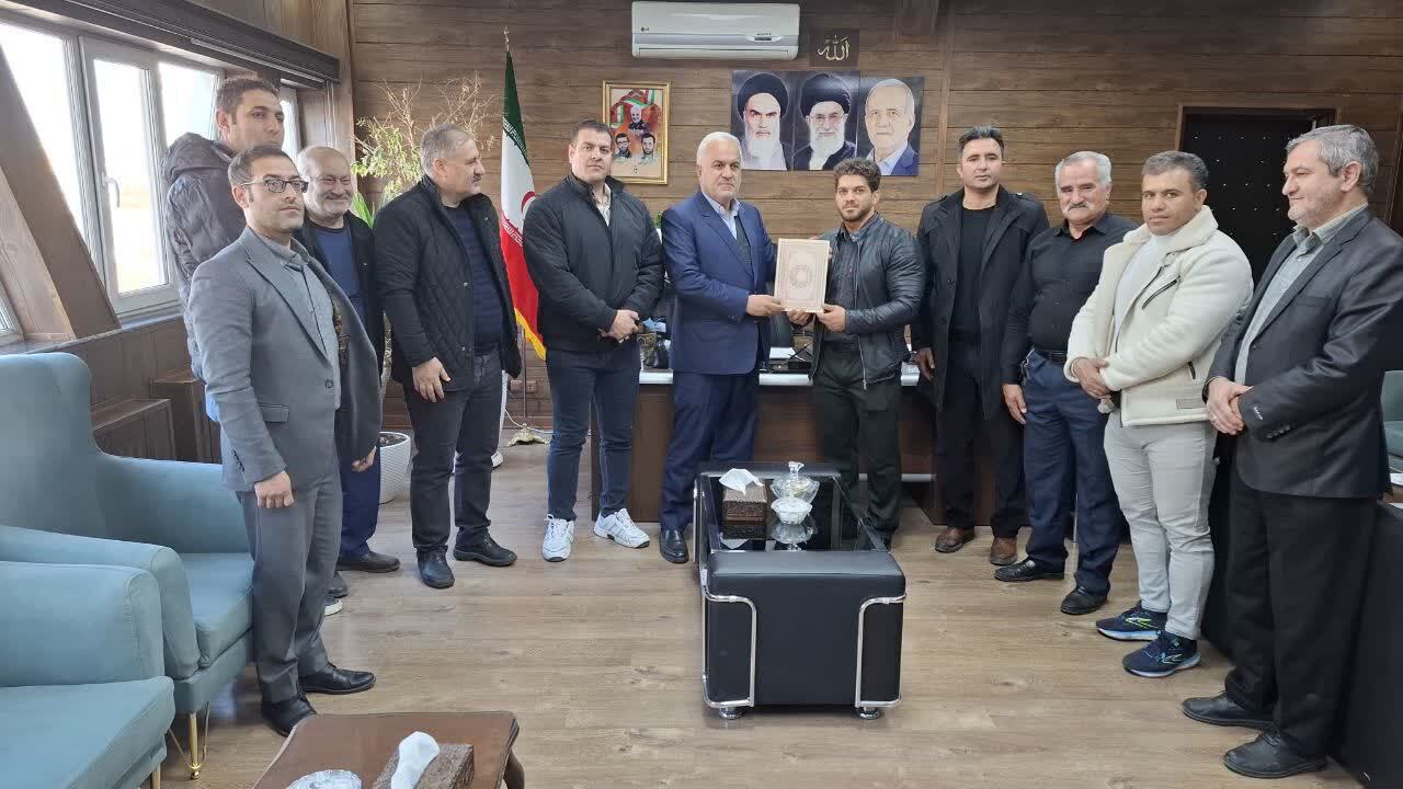 تجلیل از قهرمان جهانی پرورشاندام مرتضی گل صنم لو در خوی تجلیل از قهرمان جهانی پرورشاندام مرتضی گل صنم لو در خوی