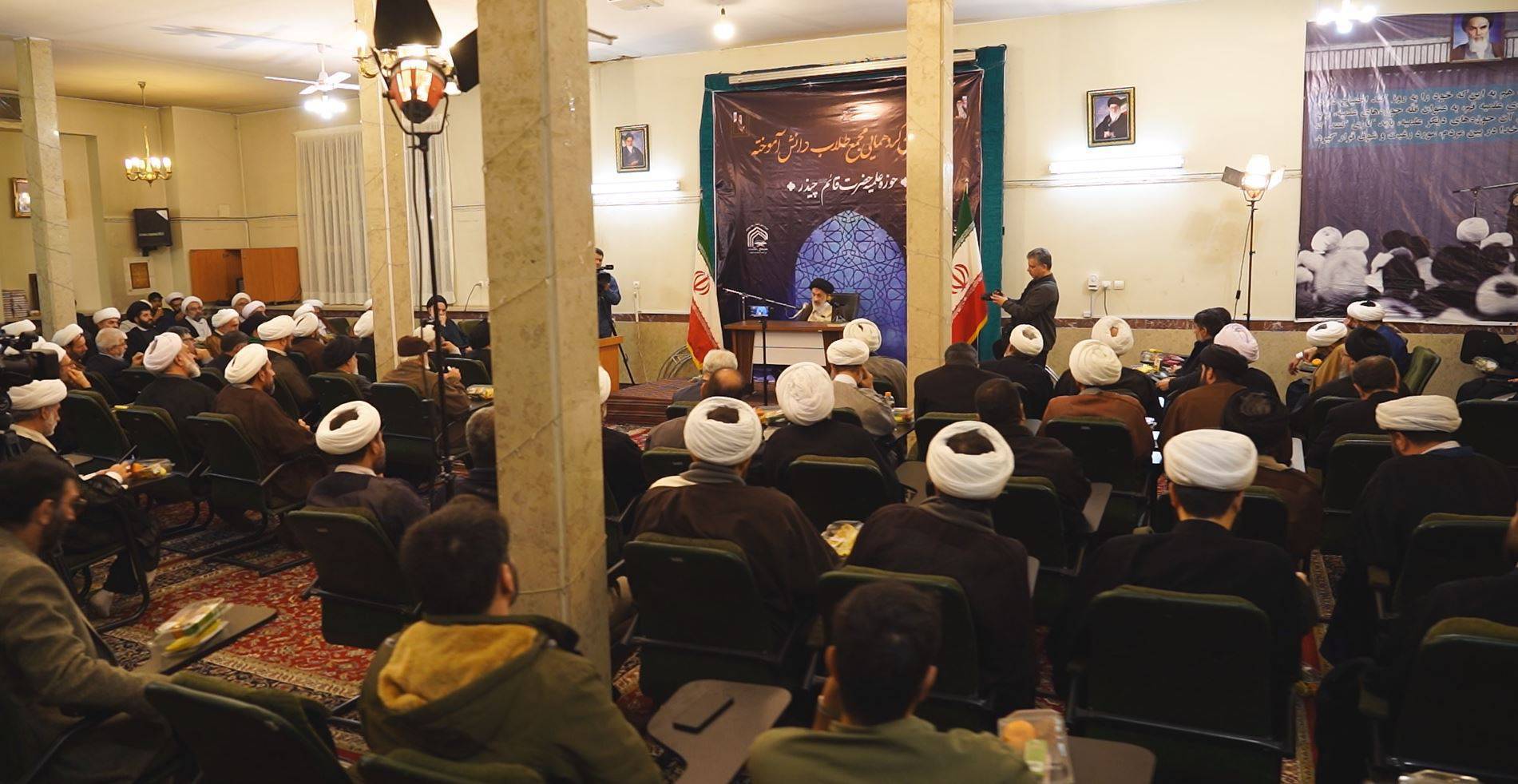 روحانیت بر خدمت به جامعه اهتمام داشته باشند روحانیت بر خدمت به جامعه اهتمام داشته باشند