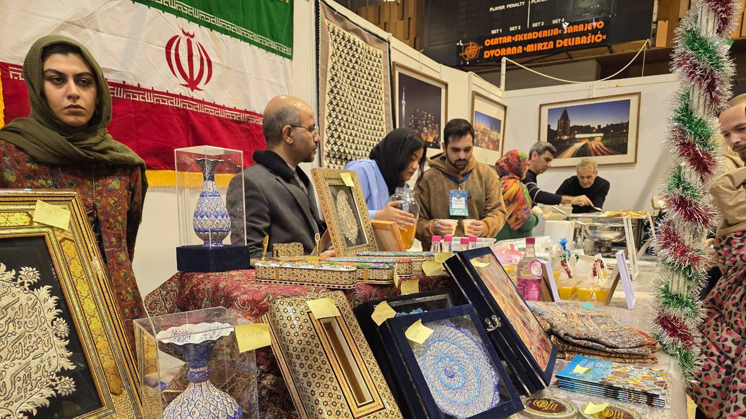 استقبال بازدیدکنندگان از غرفه ایران در بازار دیپلماتیک سارایوو استقبال بازدیدکنندگان از غرفه ایران در بازار دیپلماتیک سارایوو