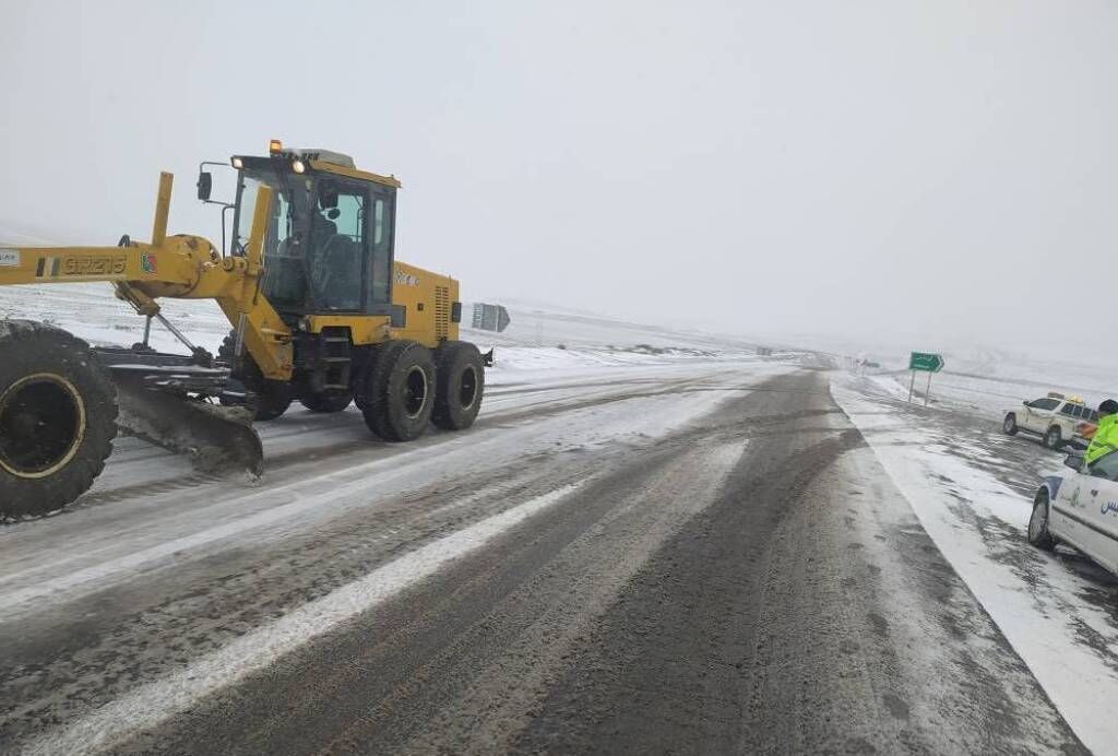 بارش برف در محورهای جنوبی استان اردبیل؛ جاده‌ها لغزنده است
