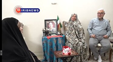 دست بوسی مادر شهید