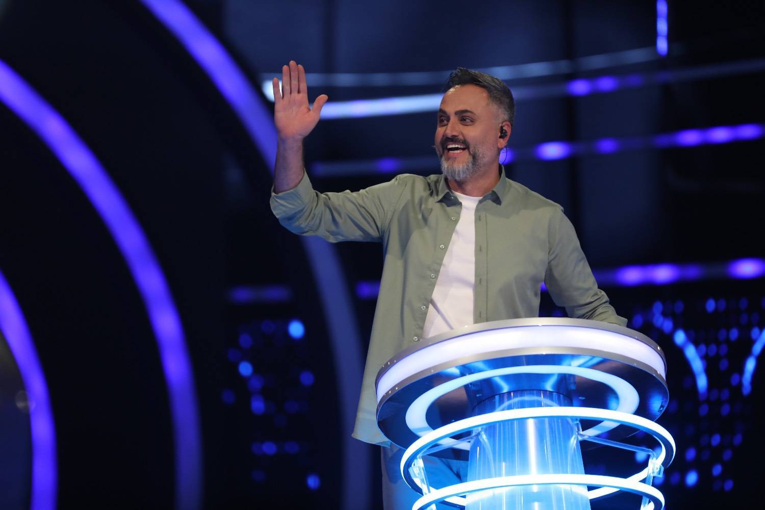 ماندنیها» و «دیبیسی فارسی»، از قاب تلویزیون ماندنیها» و «دیبیسی فارسی»، از قاب تلویزیون