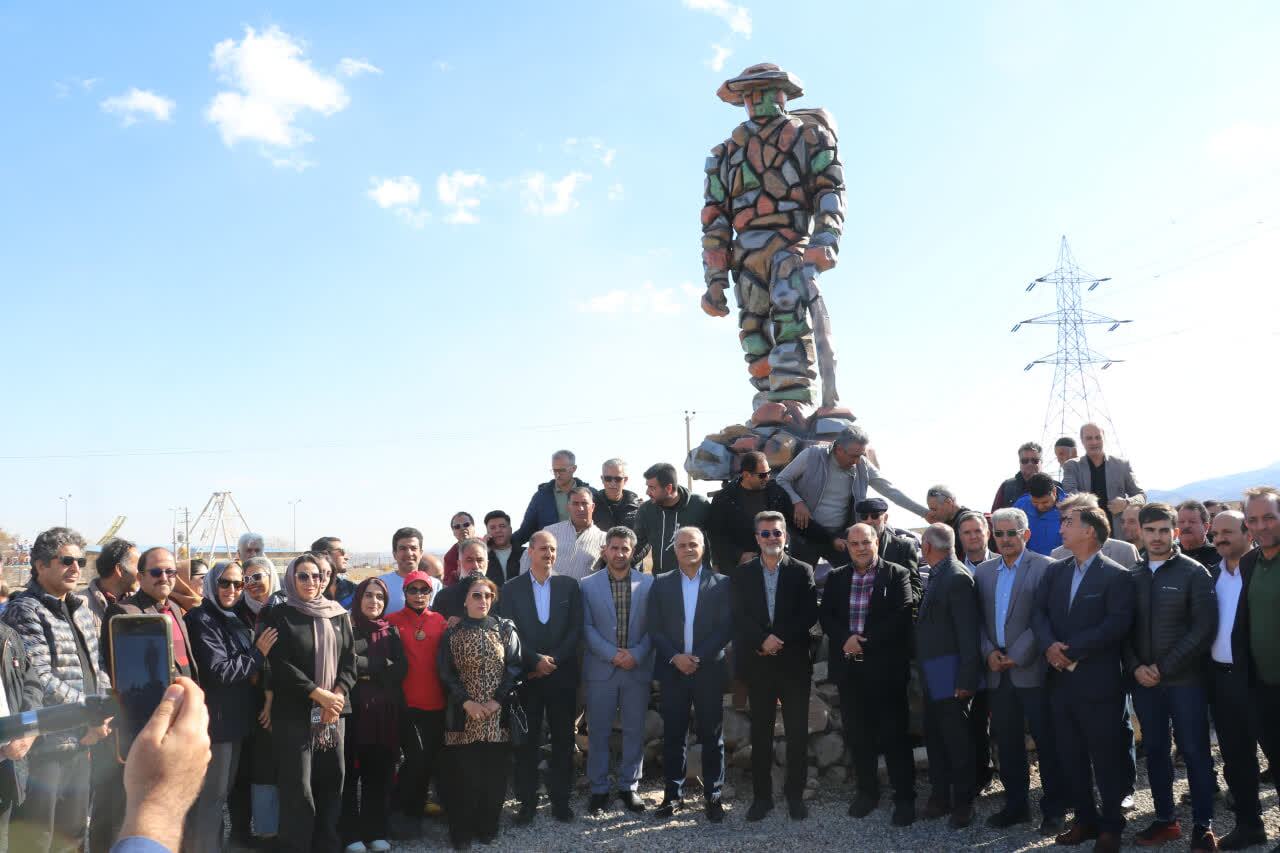 نصب و رونمایی تندیس کوهنورد در بلوار کوهنورد کاشان